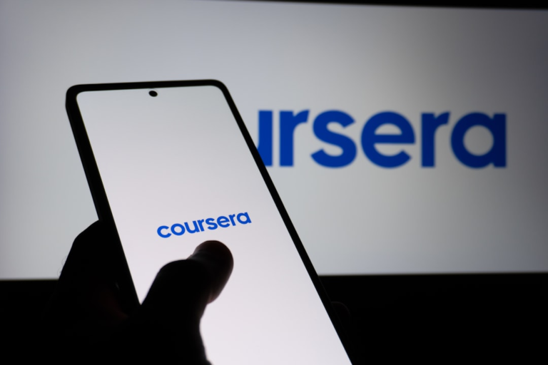 Coursera logo displayed on a smartphone screen — Foto por Zulfugar Karimov na Unsplash