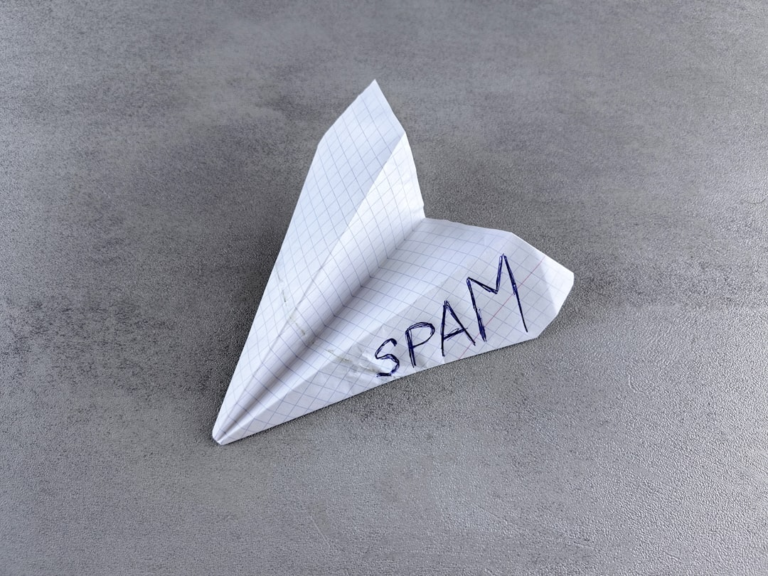 a paper airplane with the word spam written on it — Foto por Andrey Matveev na Unsplash